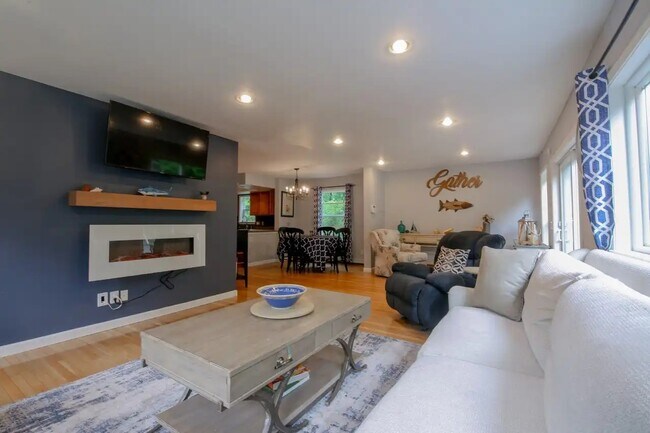 Building Photo - 1180 N Rd