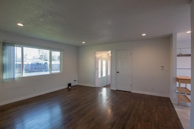 Building Photo - South Redding Duplex with Many Perks!
