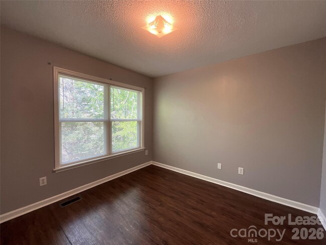 Building Photo - 206 W 15th St