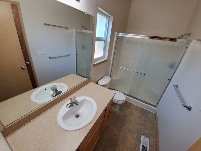 Building Photo - Small Dogs Welcome! 3 Bedroom, 2 Bathroom ...