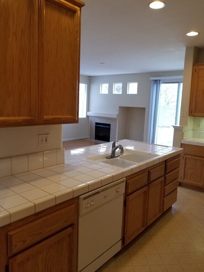 Building Photo - VERY CUTE 3BD/2BTH SINGLE FAMILY IN NORTH LINCOLN
