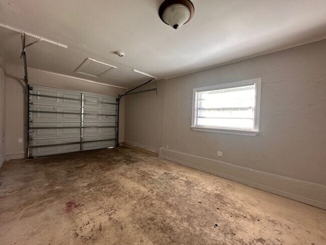 Building Photo - NEAR DOWNTOWN MOUNT DORA