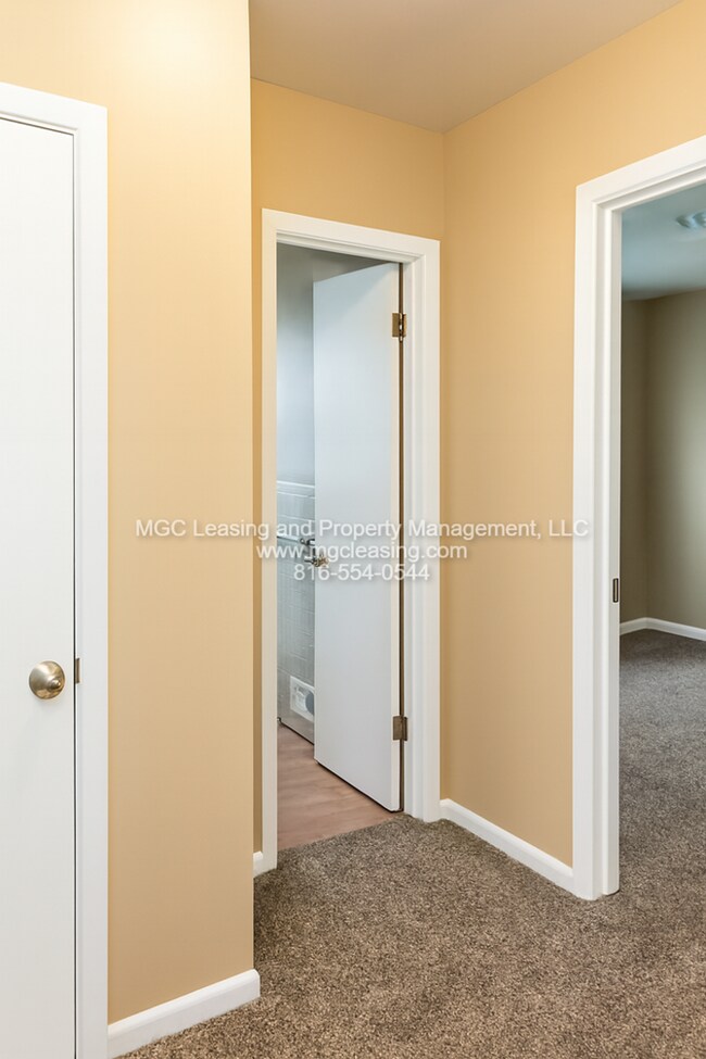 Building Photo - Raytown Rancher - Perfect location with fenced in back yard!