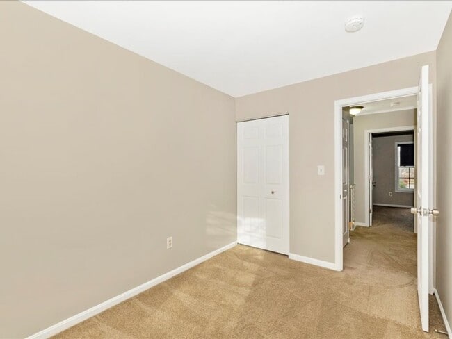 Building Photo - 584 Cotswold Ct