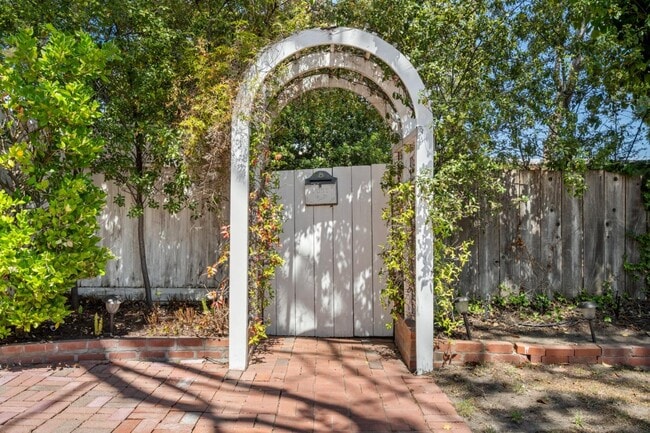 Building Photo - 3031 Flores St
