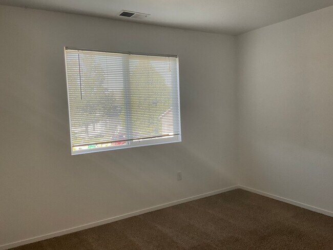 Building Photo - Sparks Family Home in Great Commuting and shopping Location with $1000 Move in Rent Credit!