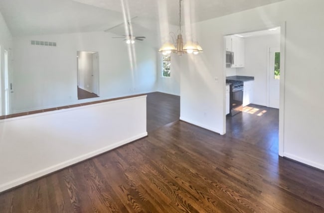 Building Photo - 295 Farm Ridge Dr NE