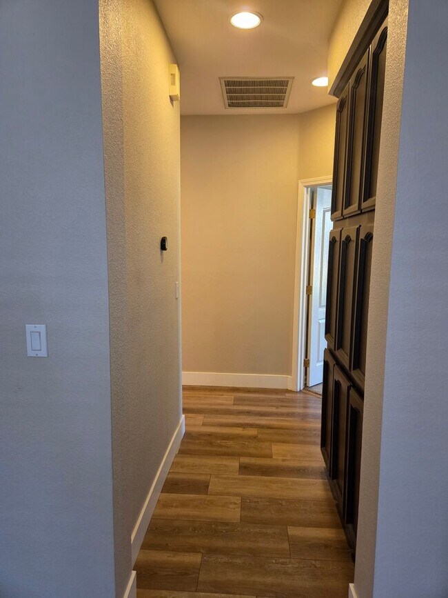 Building Photo - Broadstone - 3bdrm, 2 bath - Close to Shopping, Park & Schools!