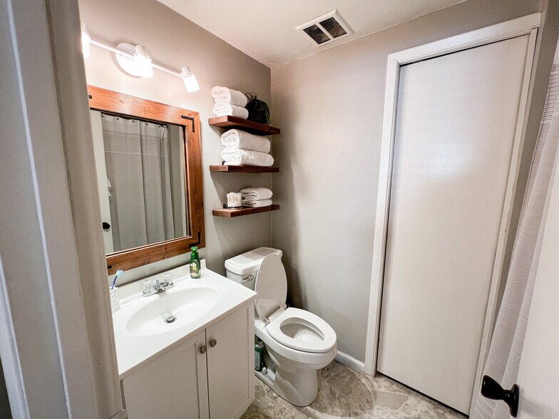 Building Photo - 323 SE Melody Ln