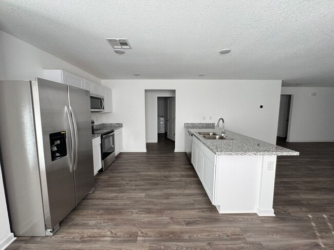 Building Photo - 3 bedroom Newer home