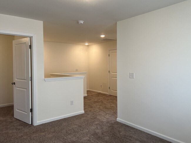 Building Photo - $1,000 Off First Full Month Rent
