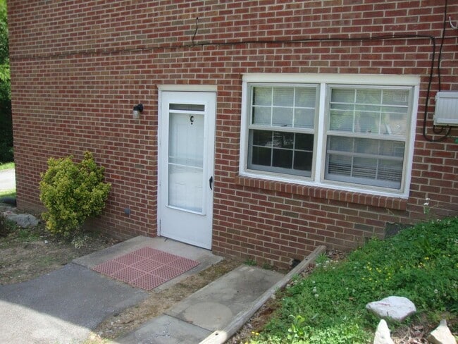 Building Photo - 85 Lawn St