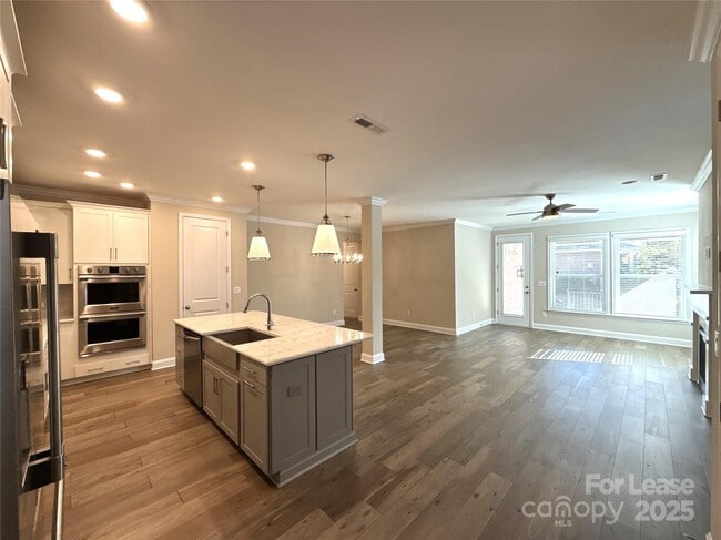 Building Photo - 707 Marion Dr