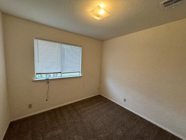 Building Photo - 4-bedroom garage conversion, cute and clea...