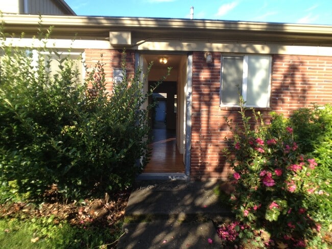 Building Photo - Lower 1bed, bike storage, great location, all dogs welcome!