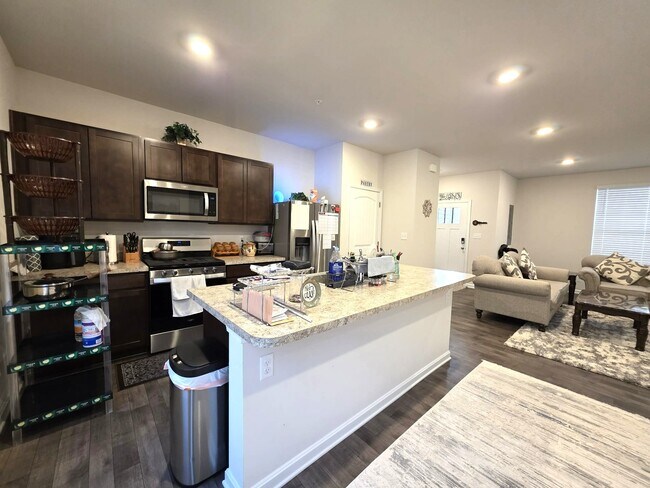 Building Photo - 407 Stream Valley Ct