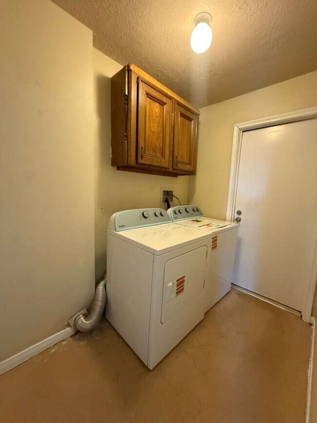 Building Photo - 10550 Walnut Glen Dr