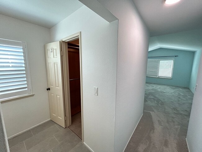 Building Photo - Beautiful 3 Bedroom 3 Bath Townhome with Loft in Orange!