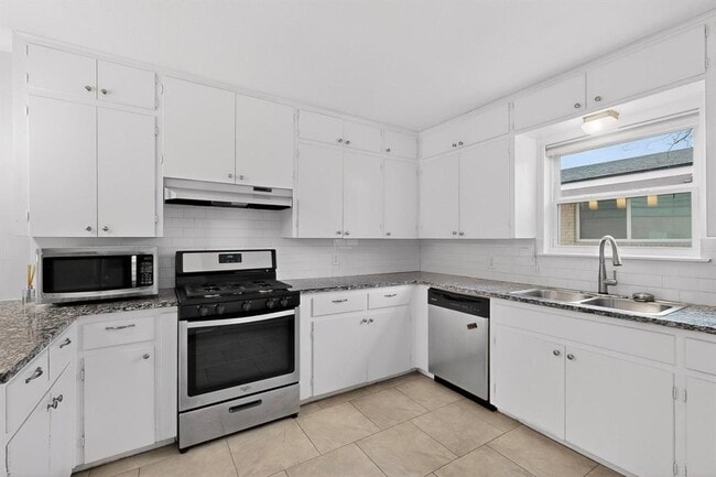 Building Photo - 4805 Broadhill Dr