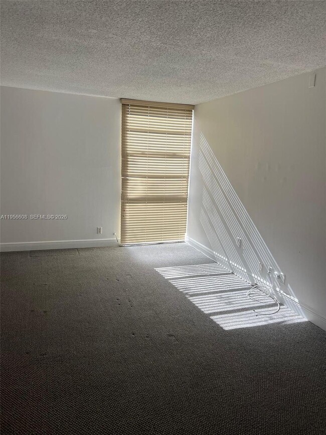 Building Photo - 3301 N Country Club Dr