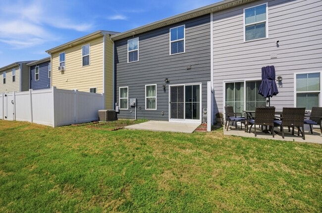 Building Photo - Chesapeake-Townhouse-Cardinal Meadows-3BR-2.5BA-1 Car Garage
