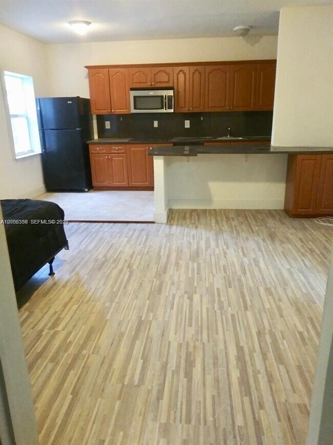 Building Photo - 7920 Harding Ave