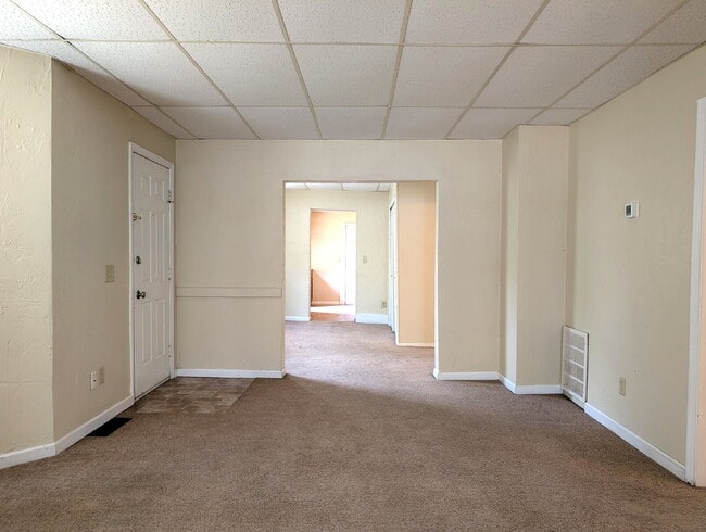 Building Photo - 2 Bedroom Lower Duplex In Green Bay
