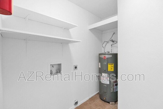 Building Photo - 1712 E Pepper Cir
