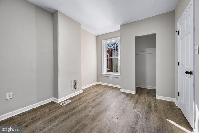 Building Photo - 1402 W 3rd St