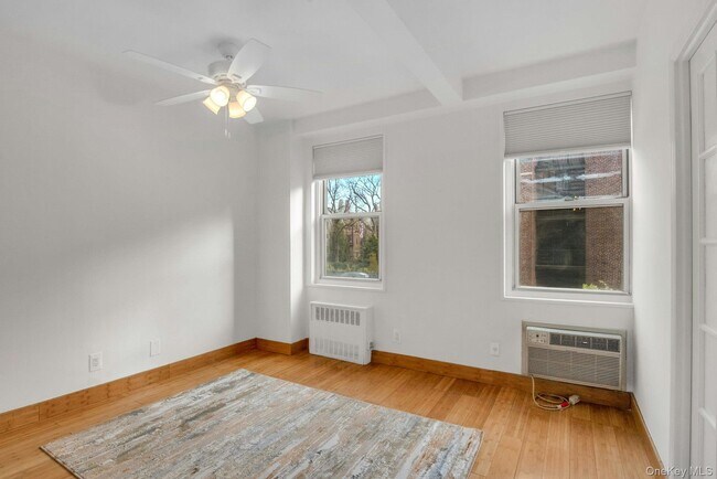 Building Photo - 10 Lake St