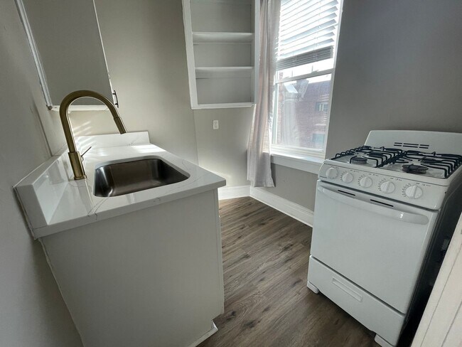 Building Photo - Studio in Uptown Charlotte - Move In Special Available!