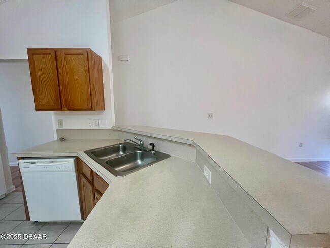 Building Photo - 11 Plainview Dr