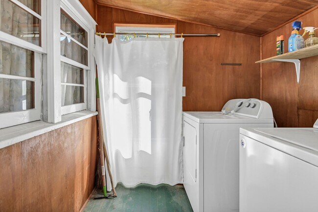 Building Photo - Prime Location! Minutes to The Vista, Downtown & USC!