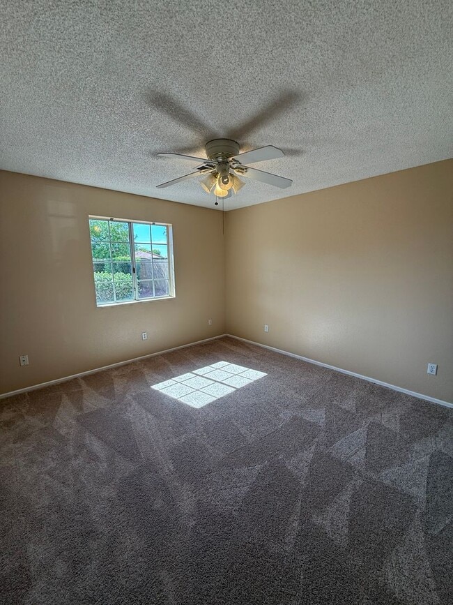 Building Photo - Pool Home in Ponderosa Valley!