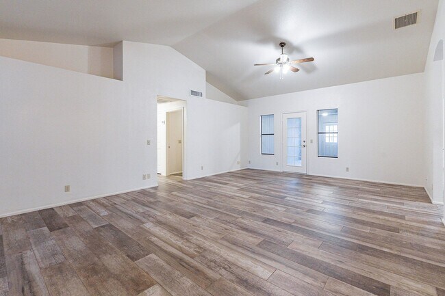 Building Photo - Charming 4-bedroom, 2-bathroom in Gilbert