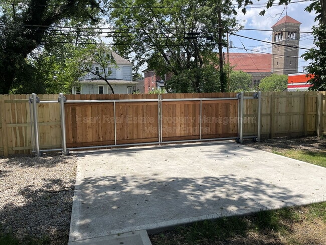 Building Photo - 33 Whitethorne Ave