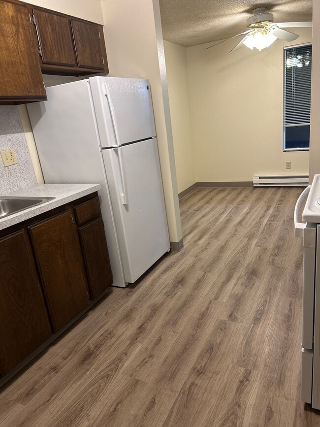 Building Photo - (946) 2780-B - Beautiful Updated 2-bedroom/1-bath