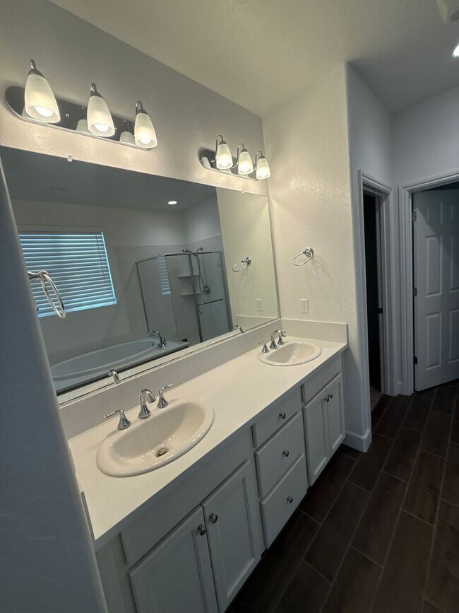 Building Photo - Stunning 4-Bedroom Family Home – Available Now!