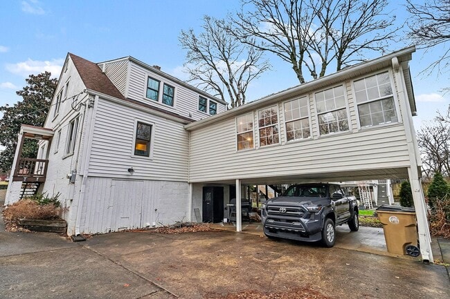 Building Photo - Sylvan Park Charm!