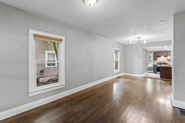 Building Photo - Coming Soon!! Charming 2-Bedroom Home!