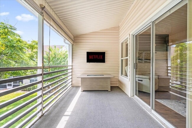 Building Photo - 6043 Lake Pointe Dr