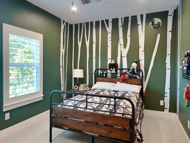 Building Photo - IMMACULATE HOME IN UNIVERSITY HEIGHTS! UPD...