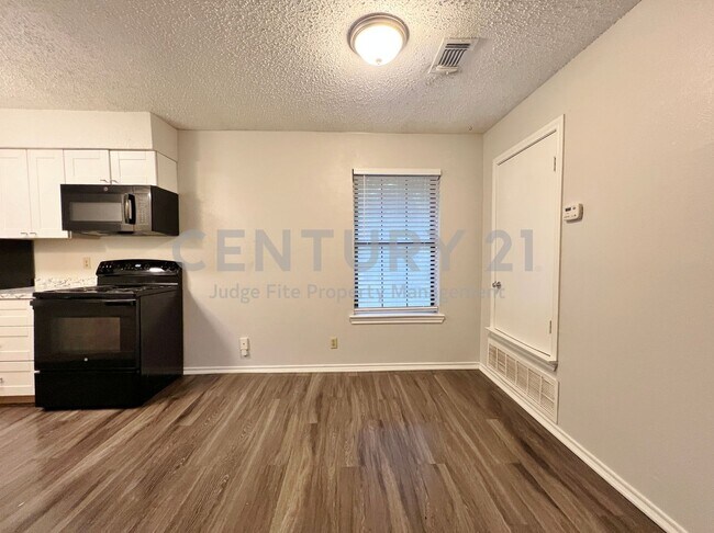 Building Photo - 1108 N Elm St