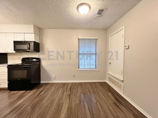 Building Photo - Spacious 2/1.5 in Denton Ready For Move-In!