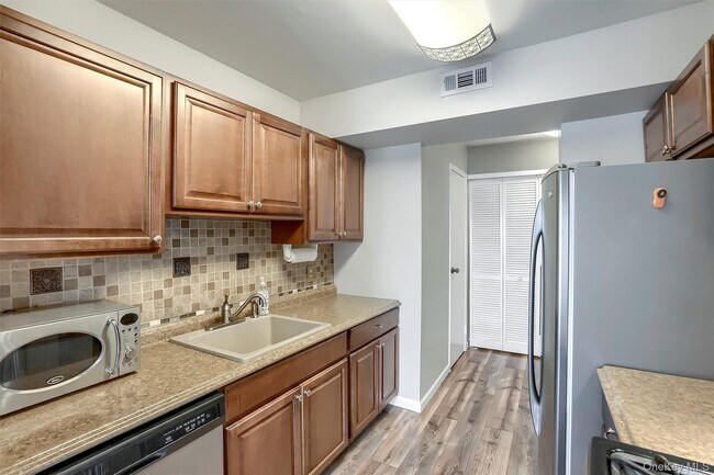 Building Photo - 1208 Whispering Hills Dr