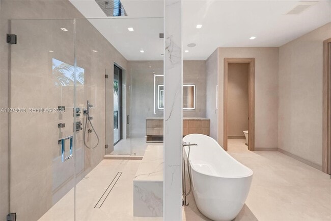 Building Photo - 723 NE 77th St