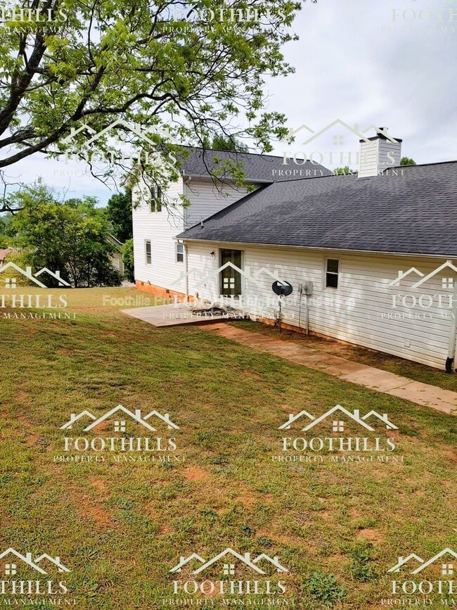 Building Photo - 213 Lake Forest Cir