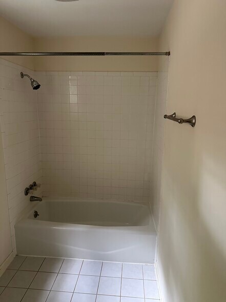 Tub/shower - 2414 Vance Ave