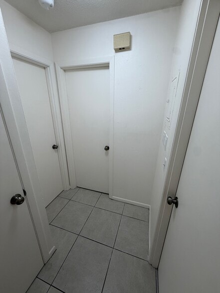 Hallway - 914 La Salle Ave