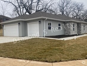 Building Photo - Gorgeous 4 Bedroom Ozark House Coming Earl...